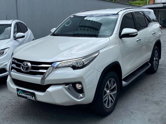 TOYOTA HILUX SW4 2.8 SRX 4X4 7 LUGARES 16V TURBO INTERCOOLER DIESEL 4P AUTOMÁTICO TOYOTA HILUX SW4 2.8 SRX 4X4 7 LUGARES 16V TURBO INTERCOOLER DIESEL 4P AUTOMÁTICO